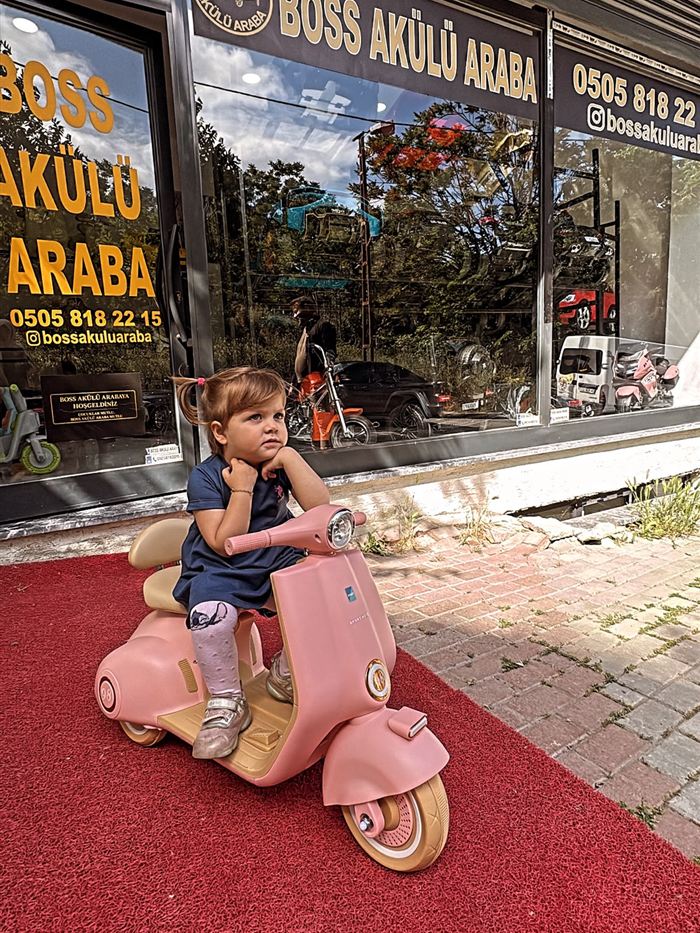 Pembe vespa üzerinde minik müşterimiz