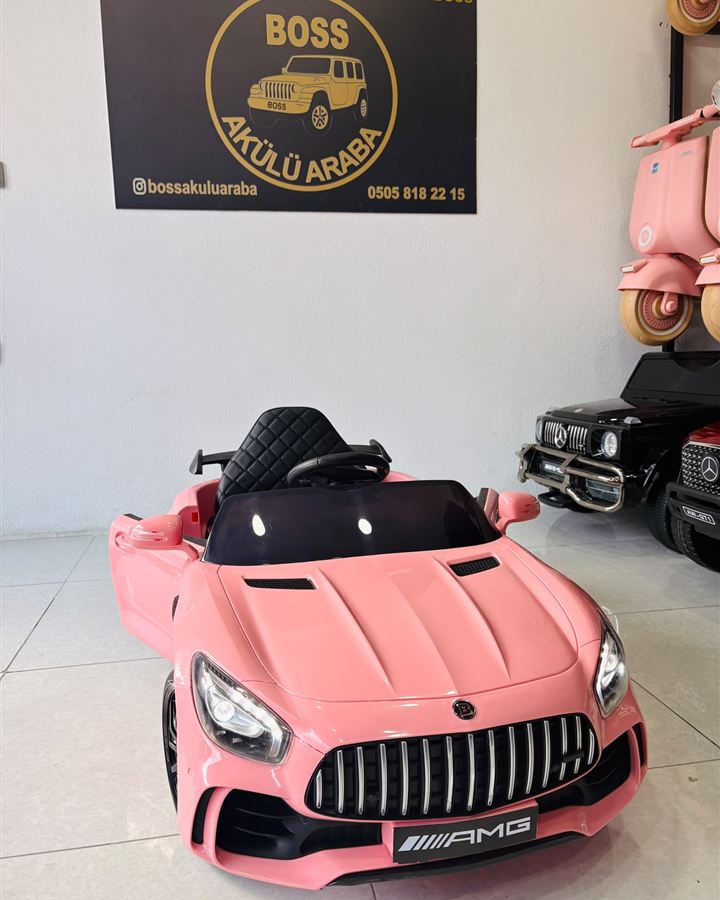Pembe akülü coupe araba
