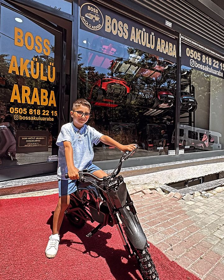 Akülü kros motor üzerinde çocuk