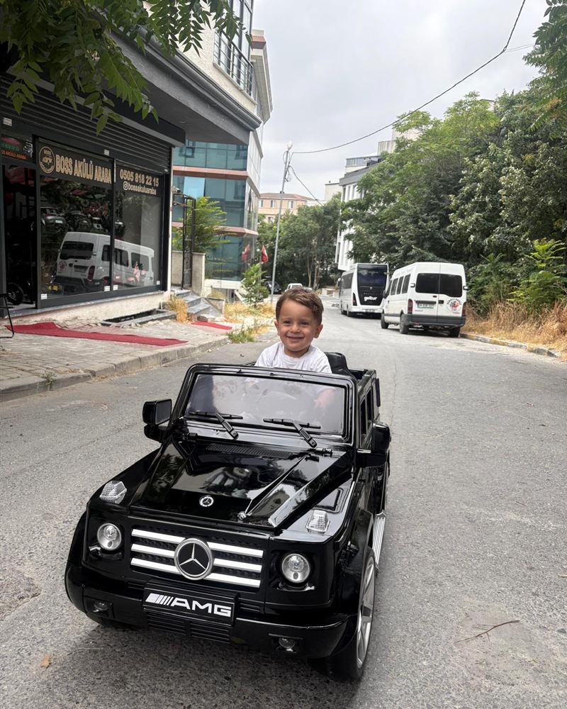 Siyah akülü jiple sokakta sürüş