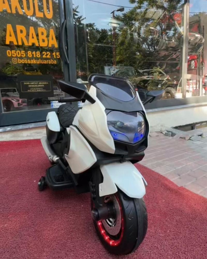 Beyaz çocuk akülü yarış motoru, ışıklı tekerlek ve destek tekerlekli