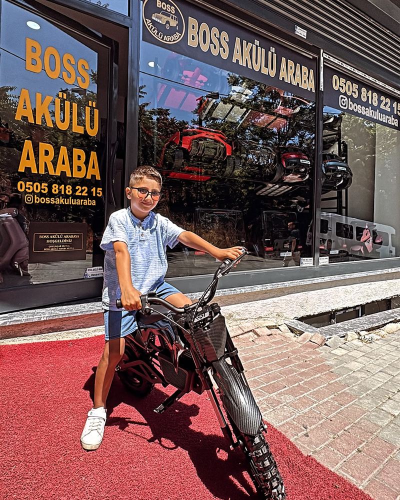 Akülü kros motor üzerinde çocuk, Boss Akülü Araba önünde
