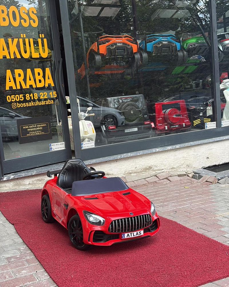 Kırmızı tek kişilik akülü spor araba