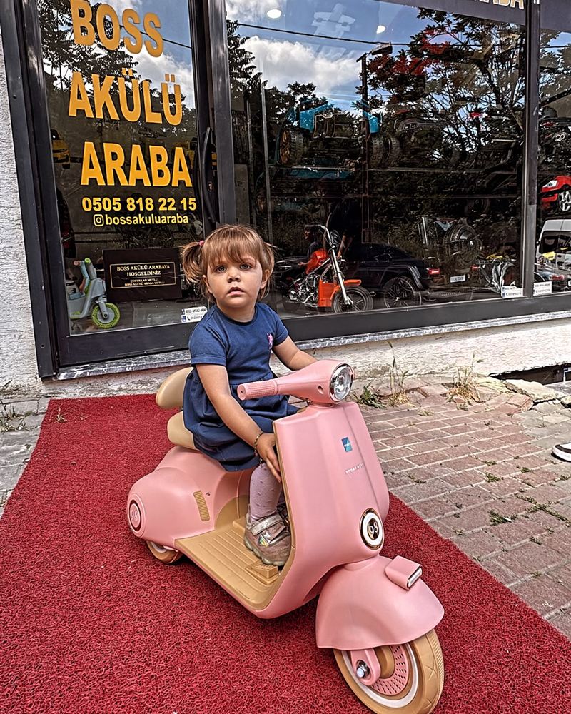 Pembe akülü vespada minik müşterimiz