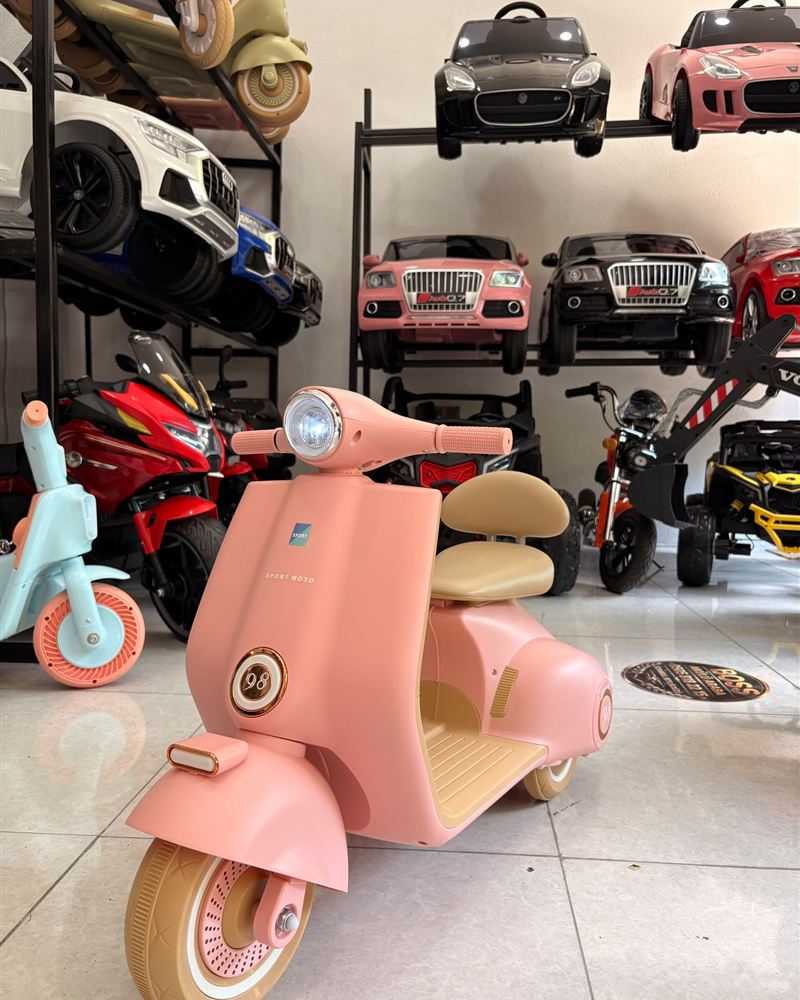 Pembe çocuk akülü vespa, mağaza içi